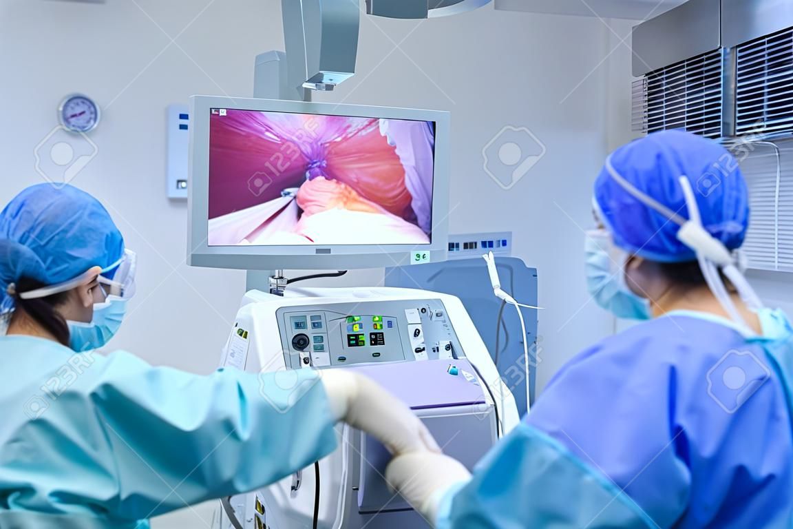 Chirurgen die een operatie uitvoeren in het operatietheater.