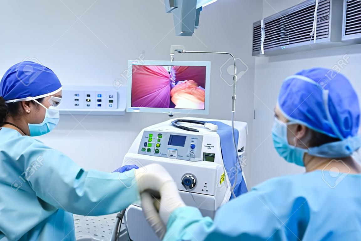 Хирурги выполнении операции в операционном зале.