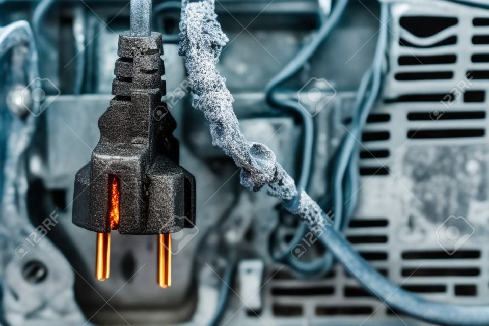 Close-up van verbrande kabel met verbrand elektrisch apparaat