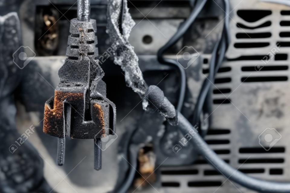 Close-up van verbrande kabel met verbrand elektrisch apparaat