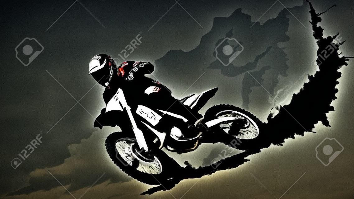 Силуэт мотоцикла гонщик совершает прыжок в высоту