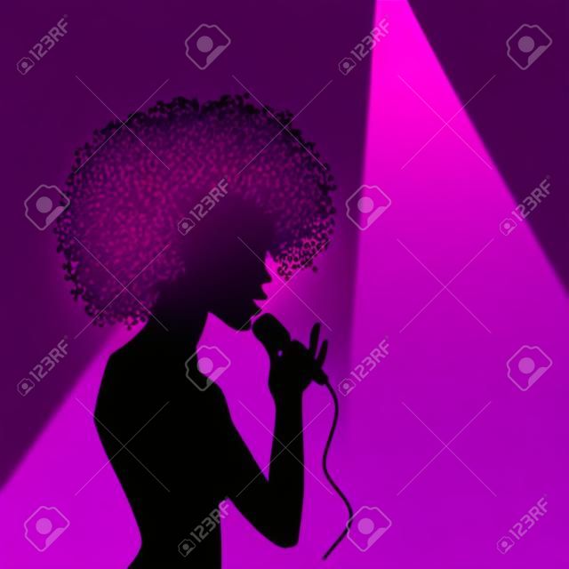 Vektor Afro Amerikanerin schöne Mädchen Silhouette Porträt mit Mikrofon auf lila Hintergrund mit Strahlern zu singen. Abbildung auf farbigem Hintergrund.