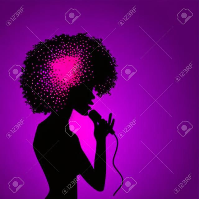 vector afro americano linda menina silhueta retrato cantando com microfone no fundo roxo com holofotes. ilustração no fundo colorido.