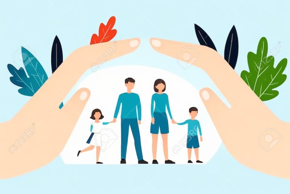 Concetto di assicurazione familiare con i personaggi dei cartoni animati di madre, padre e figli sotto i palmi delle mani protettivi