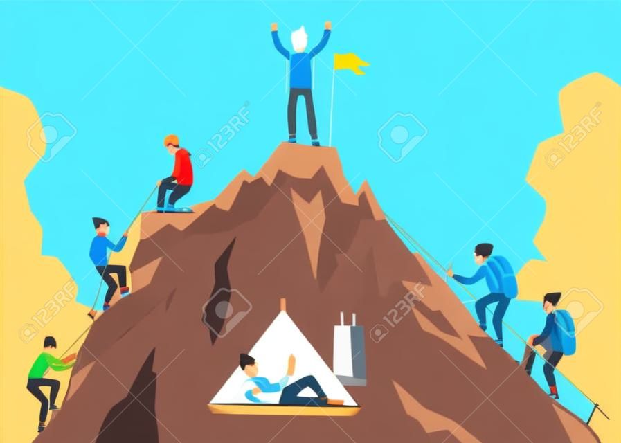 Pessoas dos desenhos animados escalando montanha e homem feliz em pé no topo com bandeira comemorando o sucesso. Grupo de alpinista que se aproxima do pico da rocha - ilustração vetorial plana.