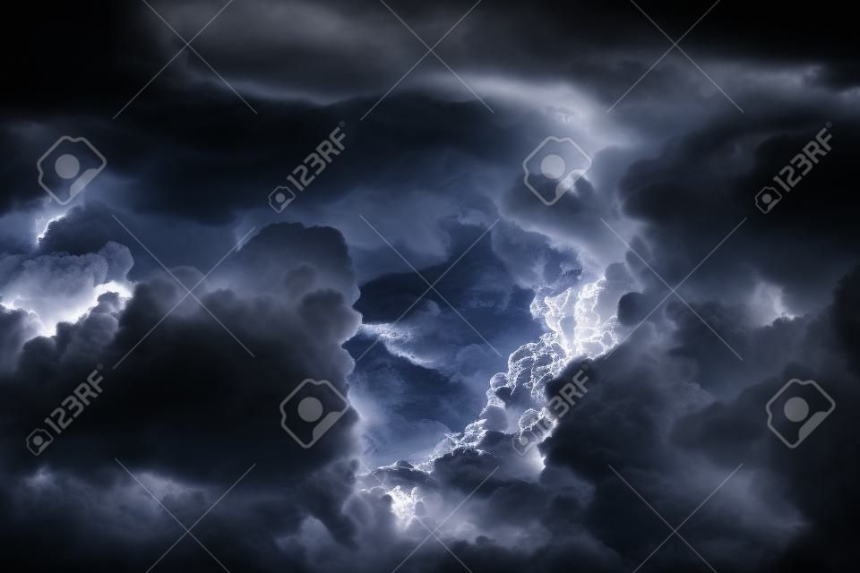 Fondo oscuro y dramático del área de las nubes de tormenta