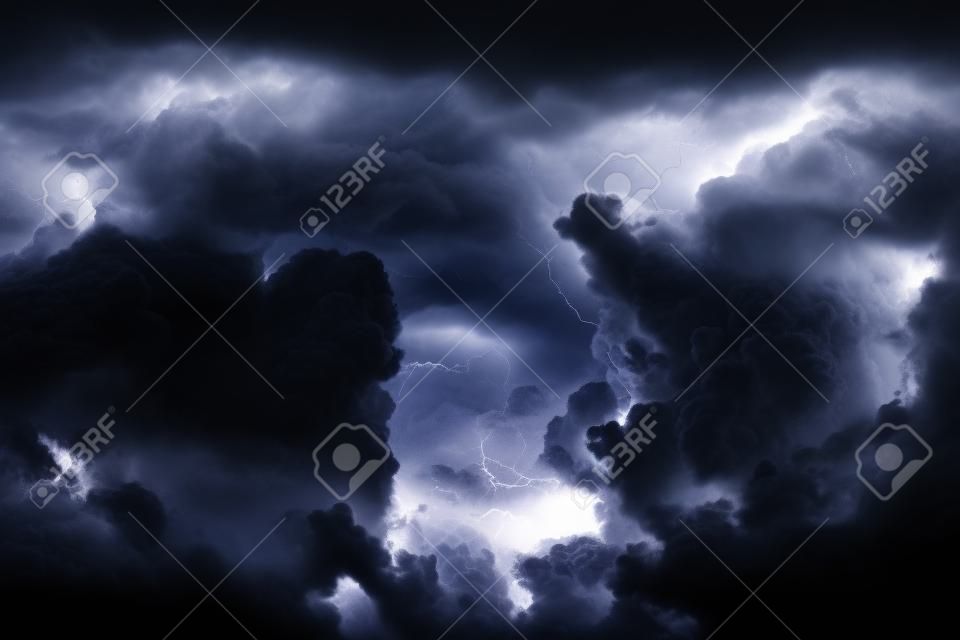 Hintergrund der dunklen und dramatischen Sturmwolken