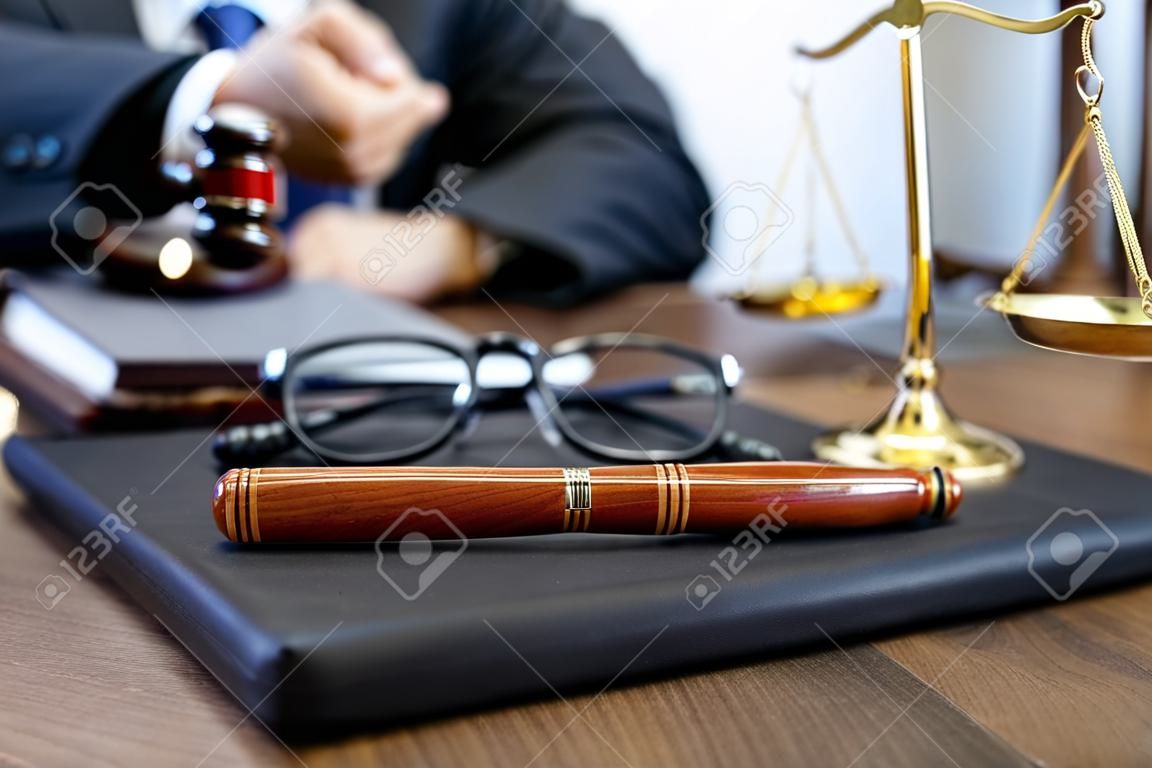 Juge marteau avec des avocats de la justice, homme d'affaires en costume ou avocat travaillant avec des documents de droit. Conseil et cabinet juridique.