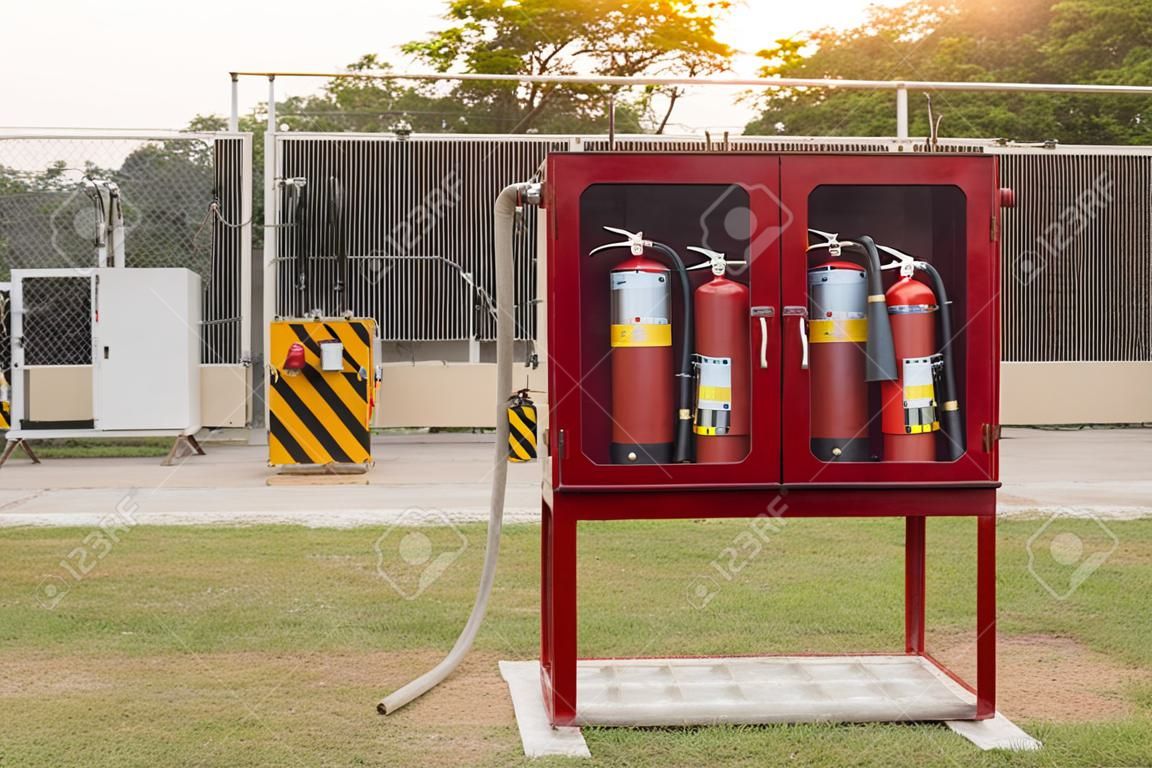 Feuerwehrwerkzeuge Feuerlöscher und roter Feuerwehrschlauch, Zubehör und Ausrüstung für die Brandbekämpfung in der Fabrik