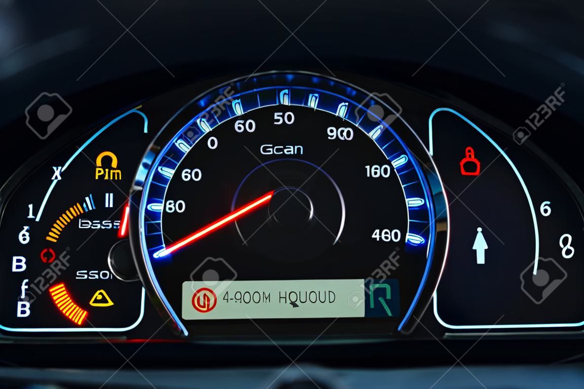 Bildschirmanzeige der Fahrzeugstatus-Warnleuchte auf den Symbolen des Armaturenbretts, die die Fehleranzeigen anzeigen