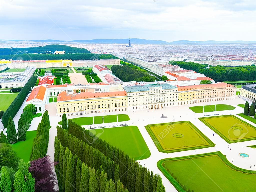 Schonbrunn 궁전 공중 파노라마보기입니다. Schloss Schoenbrunn은 오스트리아 비엔나에있는 제국의 여름 거주지입니다. Schonbrunn Palace는 오스트리아 비엔나에서 주요 관광 명소입니다.