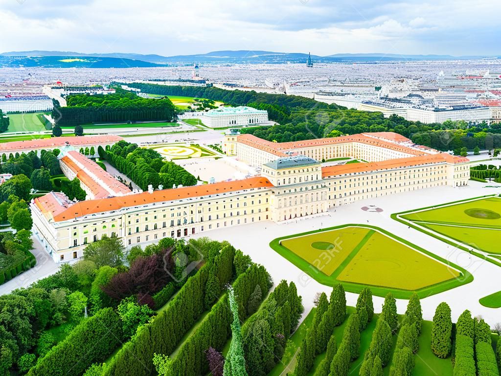 Vista panoramica aerea del palazzo di Schonbrunn. Schloss Schoenbrunn è una residenza estiva imperiale a Vienna, in Austria. Il palazzo di Schonbrunn è una grande attrazione turistica a Vienna, in Austria.