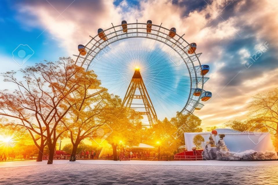 소시지 Riesenrad 또는 비엔나 자이언트 휠 65 미터 높이 관람차 프라 터 공원에서 오스트리아, 비엔나에서. Wiener Riesenrad Prater는 비엔나에서 가장 인기있는 명소입니다.