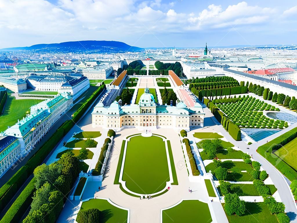 Панорамный вид с воздуха на дворец Бельведер. Дворец Бельведер - исторический комплекс зданий в Вене, Австрия. Бельведер был построен как летняя резиденция принца Евгения Савойского.