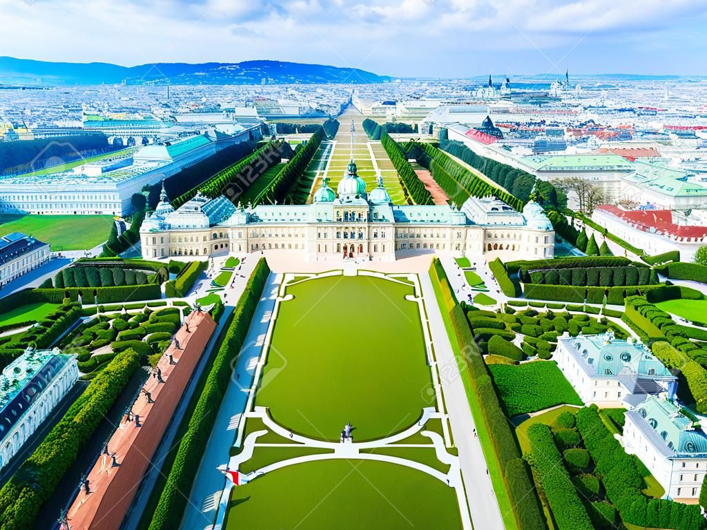 Панорамный вид с воздуха на дворец Бельведер. Дворец Бельведер - исторический комплекс зданий в Вене, Австрия. Бельведер был построен как летняя резиденция принца Евгения Савойского.
