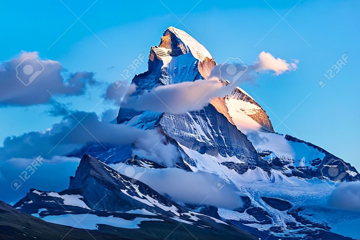 Pasmo górskie Matterhorn w Alpach, położone pomiędzy Szwajcarią a Włochami o zachodzie słońca
