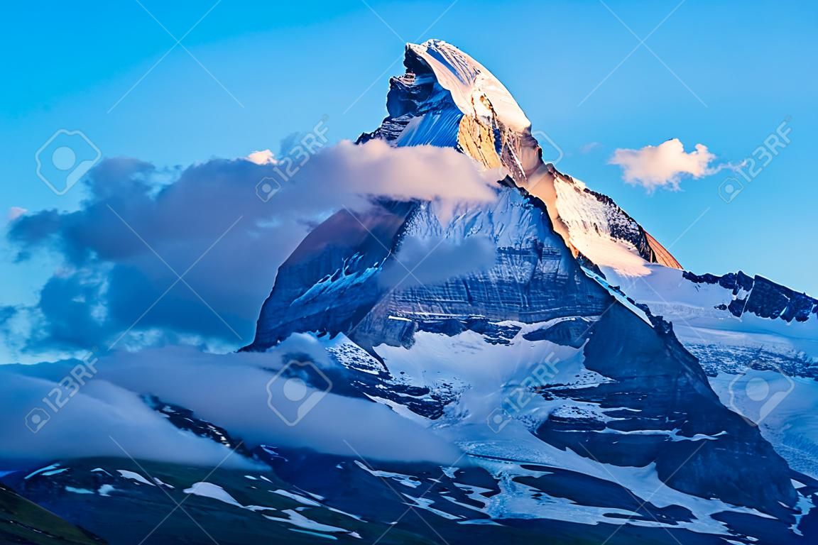 Pasmo górskie Matterhorn w Alpach, położone pomiędzy Szwajcarią a Włochami o zachodzie słońca
