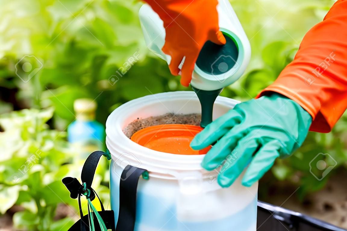 Rolnik mieszanie pestycydu w sprayu do ciała.