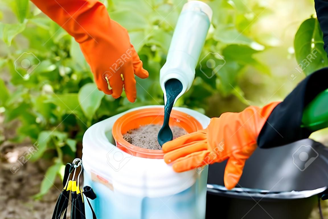 A gazdálkodó peszticidet kever a Body spray-re.