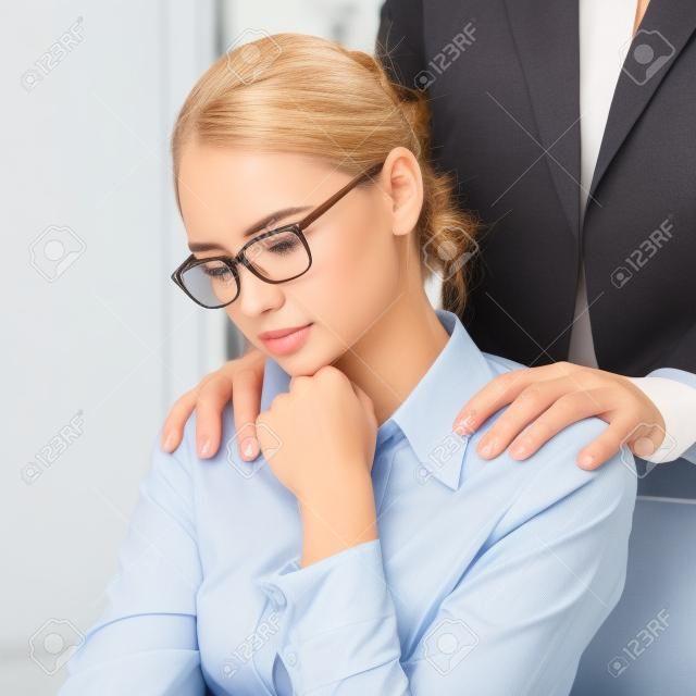 Boss położyć ręce na ramieniu sekretarka w biurze