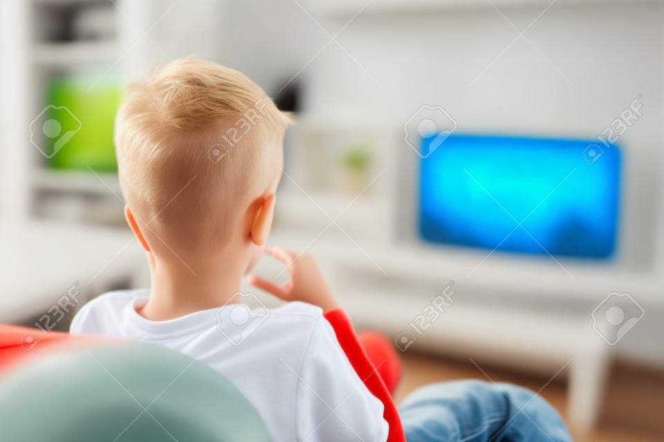 兴奋的小孩看足球比赛在电视里