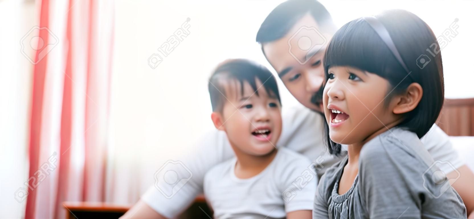 Porträt einer glücklichen asiatischen Familie, die Zeit zusammen im Wohnzimmer verbringt. Familien- und Wohnkonzept