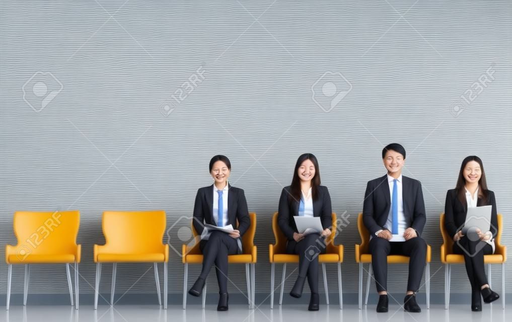 Aziatische zakenlui wachten op een sollicitatiegesprek.