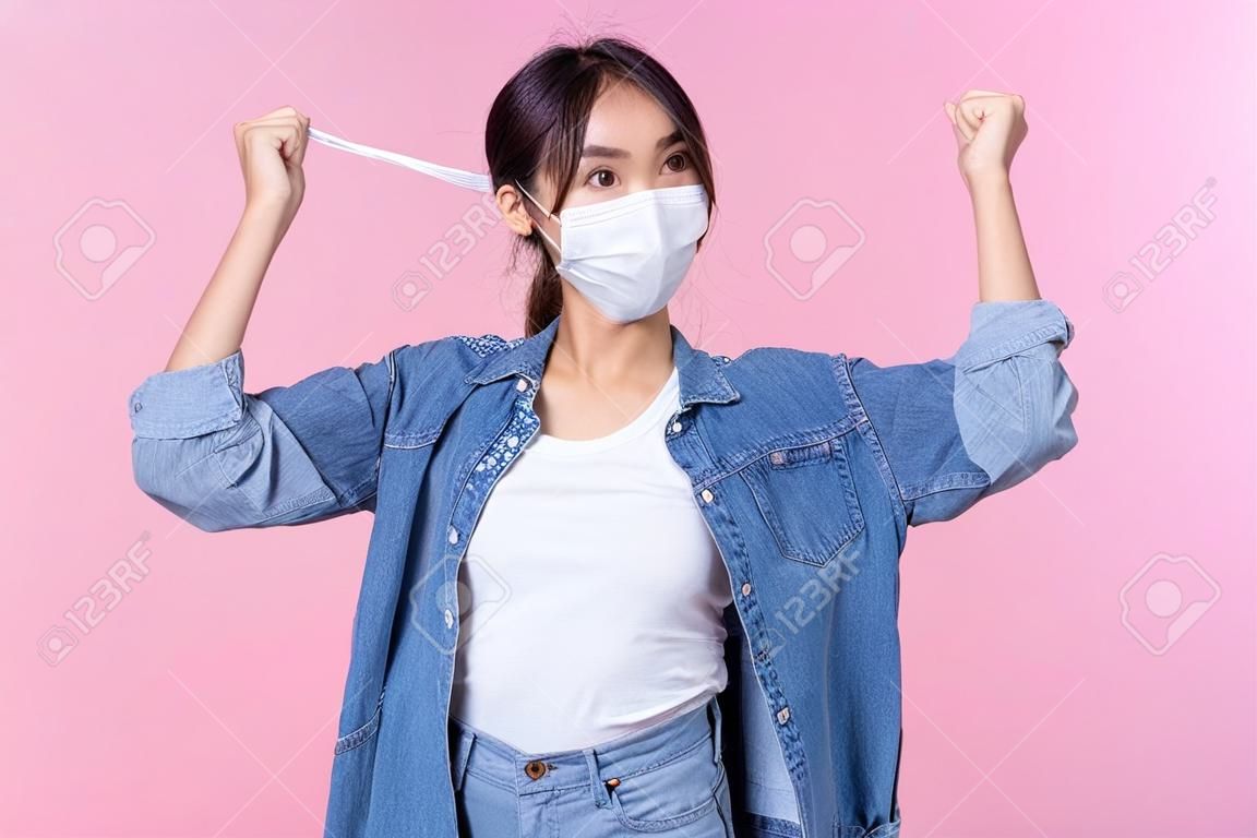 Jovem feliz mulher asiática vestindo máscara higiênica