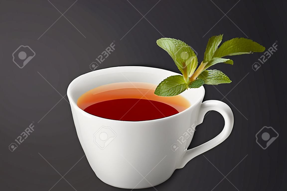xícara de chá com hortelã