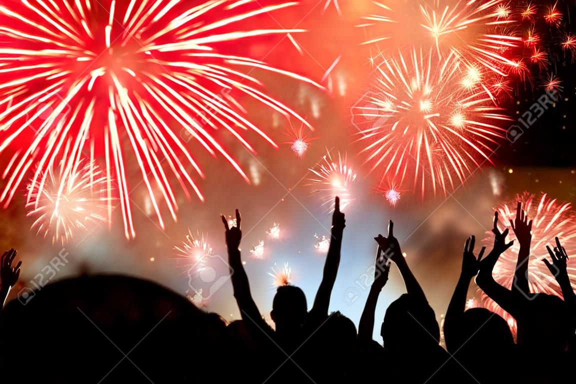 Folla che celebra il nuovo anno con fuochi d'artificio. Nuovo concetto anno