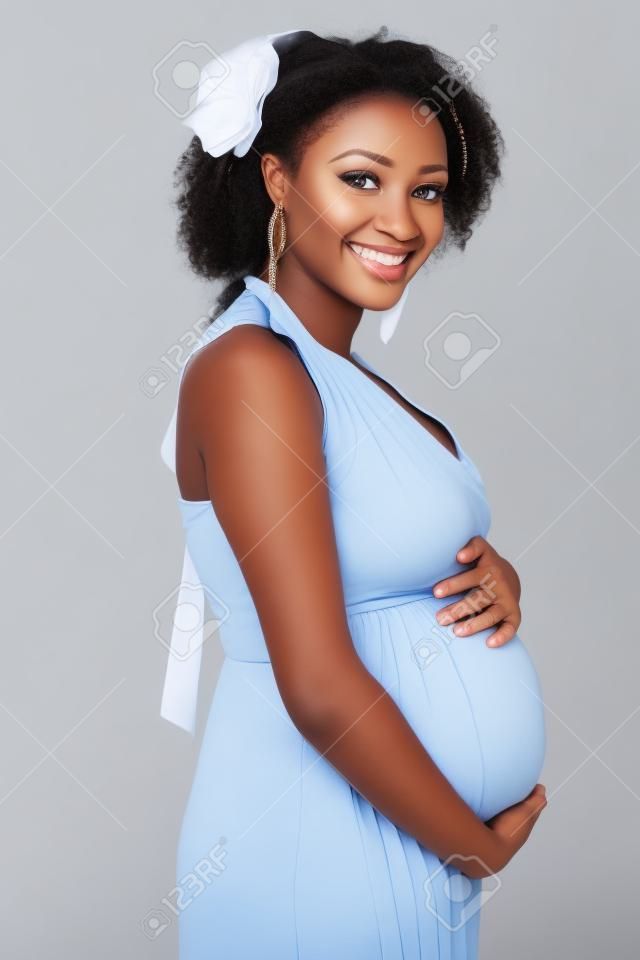 Jeune belle femme enceinte africain, sur fond blanc