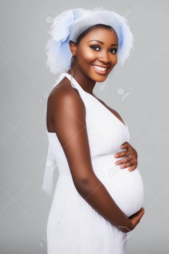 Schöne junge schwangere Afrikanerin, über weißem Hintergrund