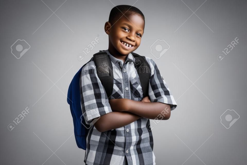 Africano niño de la escuela americana, aislados en fondo blanco - negros