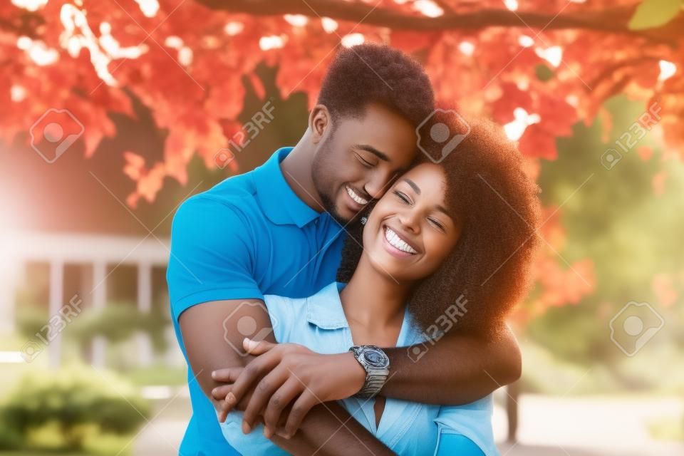 Outdoor-Porträt eines schwarzen afroamerikanischen Paares, das sich umarmt