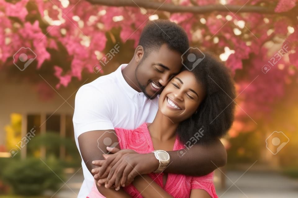 Outdoor-Porträt eines schwarzen afroamerikanischen Paares, das sich umarmt