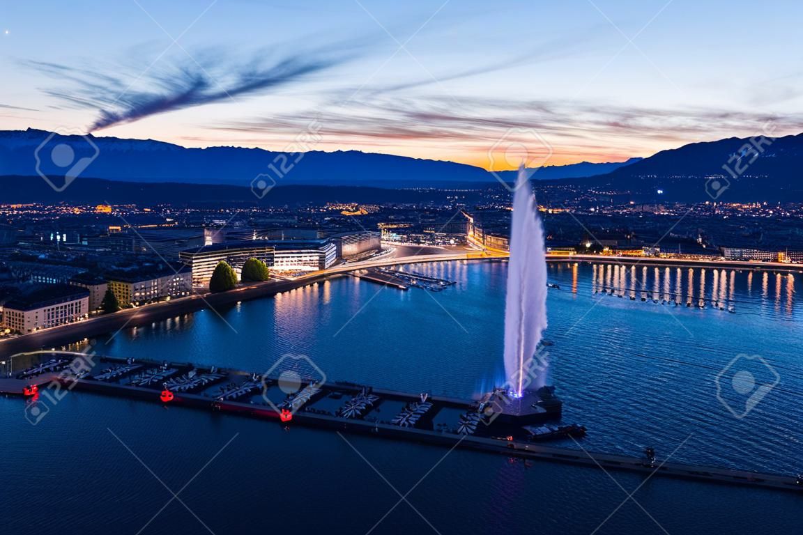 Luftnachtansicht der Skyline der Stadt Genf in der Schweiz