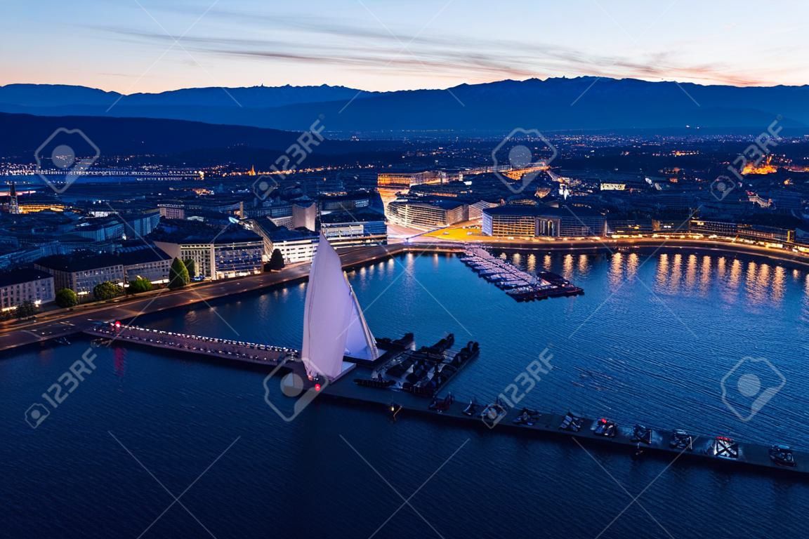 Nocny widok z lotu ptaka na panoramę nabrzeża miasta Genewa w Szwajcarii