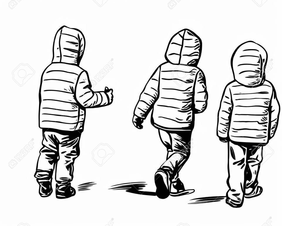 야외에서 걷는 후드가 있는 재킷을 입은 어린 아이들의 손 그리기