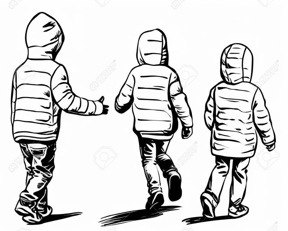야외에서 걷는 후드가 있는 재킷을 입은 어린 아이들의 손 그리기