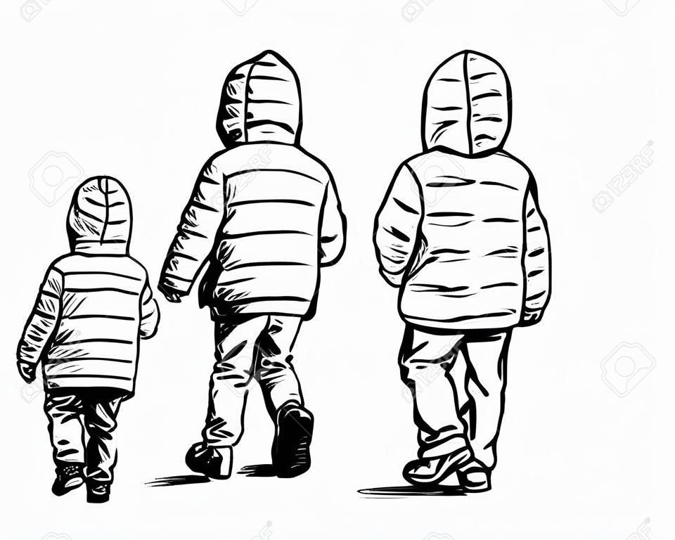 Disegno a mano di bambini piccoli in giacche con cappucci che camminano all'aperto