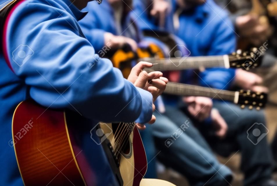 Группа музыкантов playes гитары в Вашингтон-сквер, Manchattan, Нью-Йорк