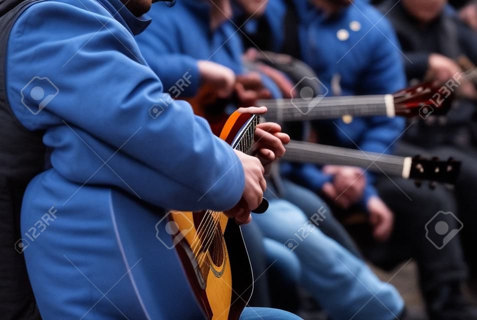 Grupo de músicos playes guitarras en Washington Square, Manchattan, NY
