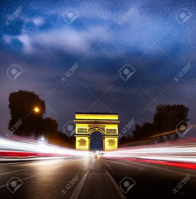 Триумфальная арка ночью в Париже, Франция