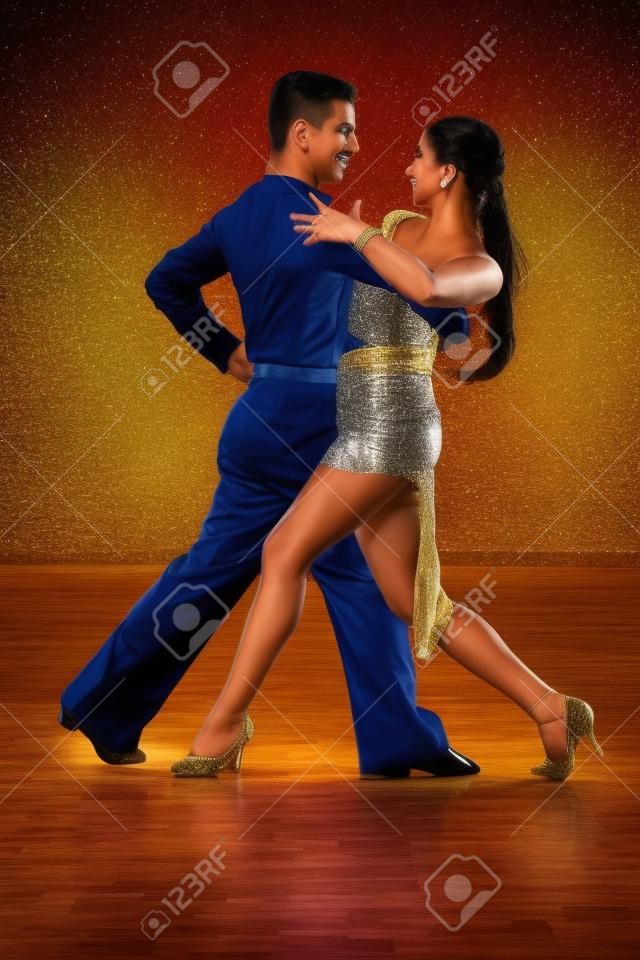 latino ballo di coppia in azione - ballare samba selvaggia
