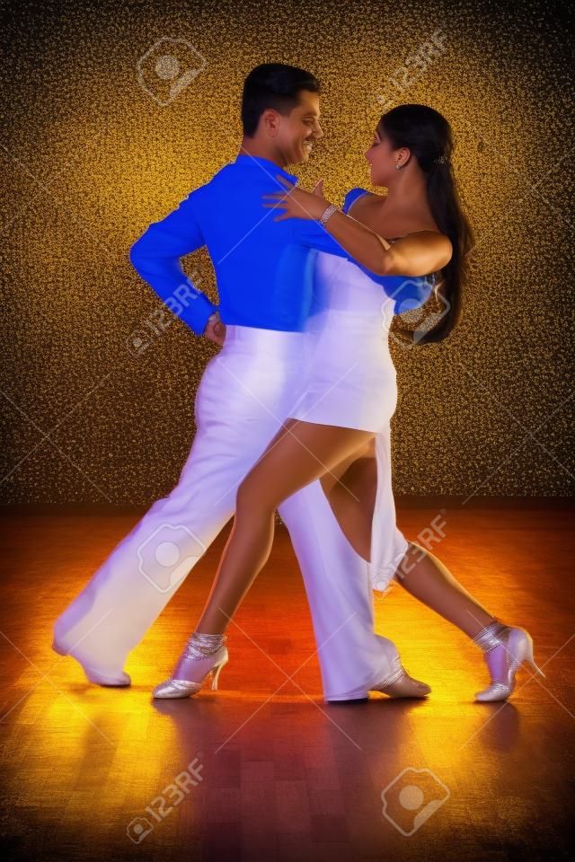 latino ballo di coppia in azione - ballare samba selvaggia