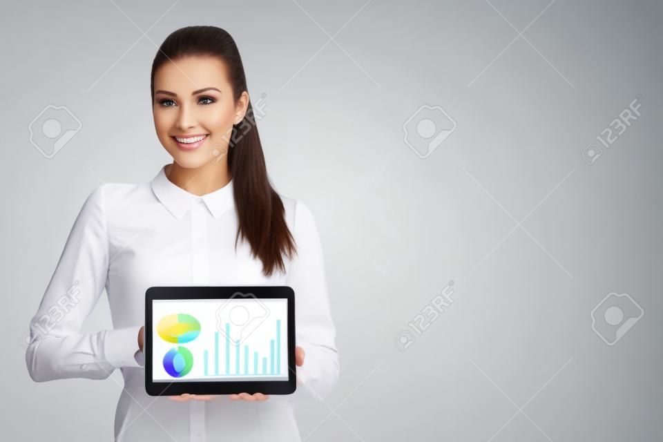 Belle femme d'affaires montre un moniteur vide sur tablette isolé sur blanc