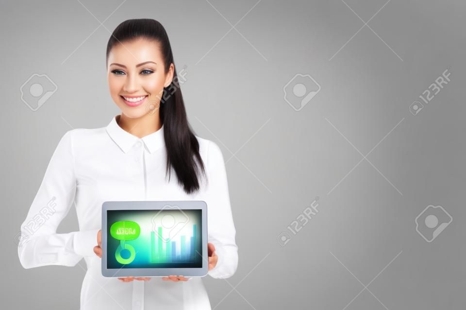 Belle femme d'affaires montre un moniteur vide sur tablette isolé sur blanc