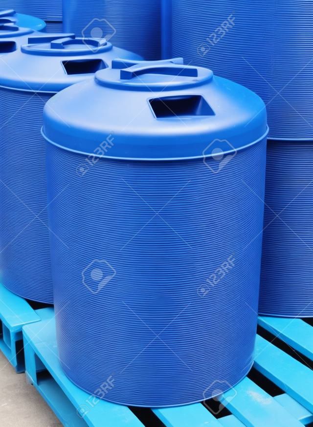 Conteneurs industriels de stockage de barils d'eau et de liquides en plastique bleu
