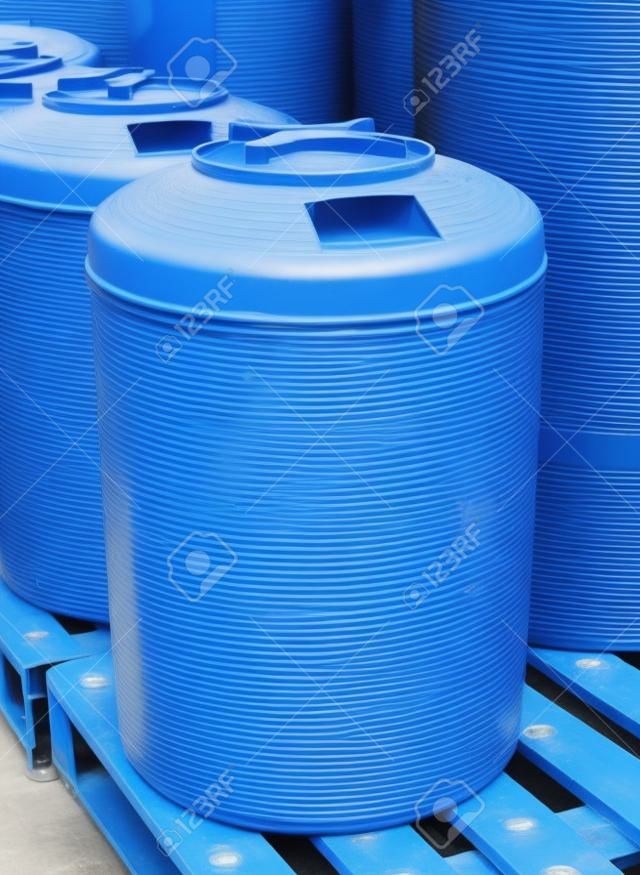 Conteneurs industriels de stockage de barils d'eau et de liquides en plastique bleu