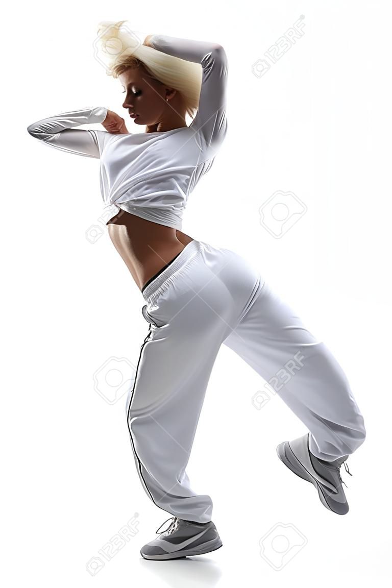 cool looking en stijlvolle hiphop danseres poseren op witte achtergrond